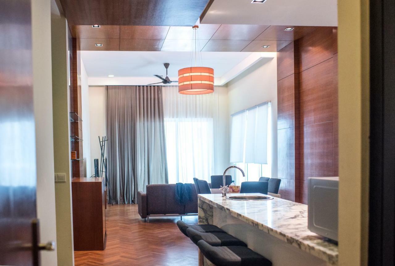 The Suites At Waterside Straits Quay By Plush Bagan Jermal ภายนอก รูปภาพ